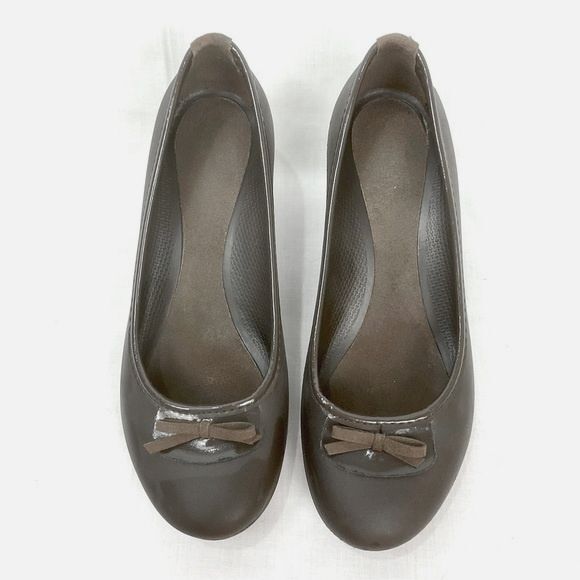 CROCS Brown Wedge Heel Pumps with Bow Lydia Women Sz 8 Comfort Shoes Dressy - Picture 1 of 6